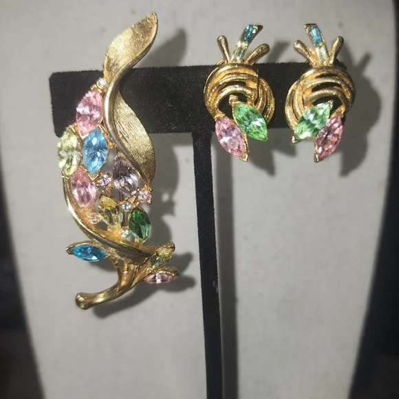 Vintage Pastel Marquis Crystal Brooch with Clip On Earrings - Picture 1 of 10